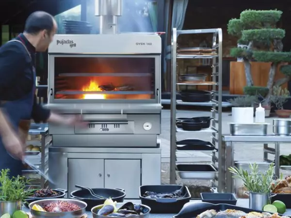 Огънят се превръща в предимство: фурните на дървени въглища PUJADAS в модерната професионална кухня