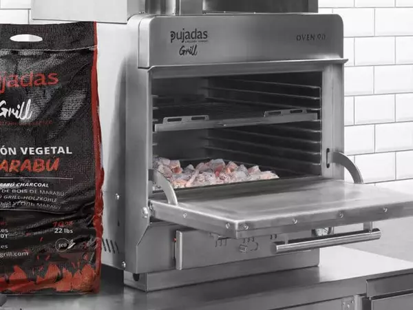 Огънят се превръща в предимство: фурните на дървени въглища PUJADAS в модерната професионална кухня