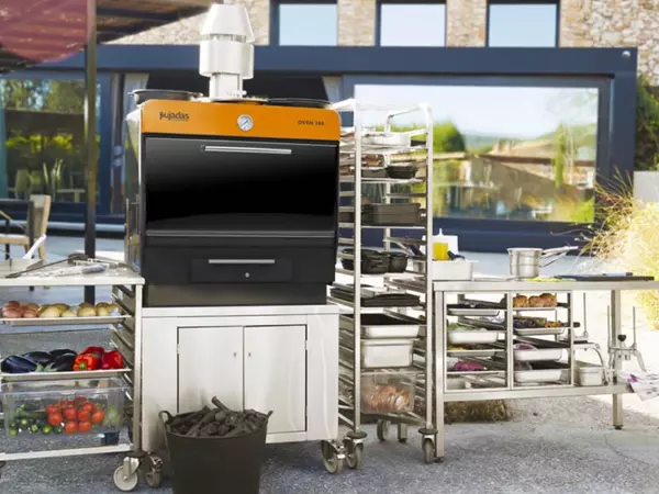 Огънят се превръща в предимство: фурните на дървени въглища PUJADAS в модерната професионална кухня