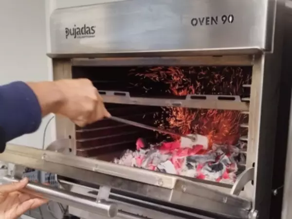 Огънят се превръща в предимство: фурните на дървени въглища PUJADAS в модерната професионална кухня