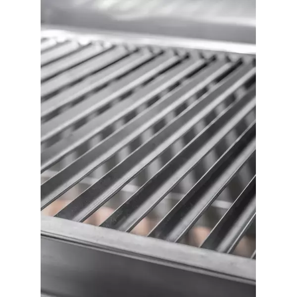 Open grill with refractory brick base