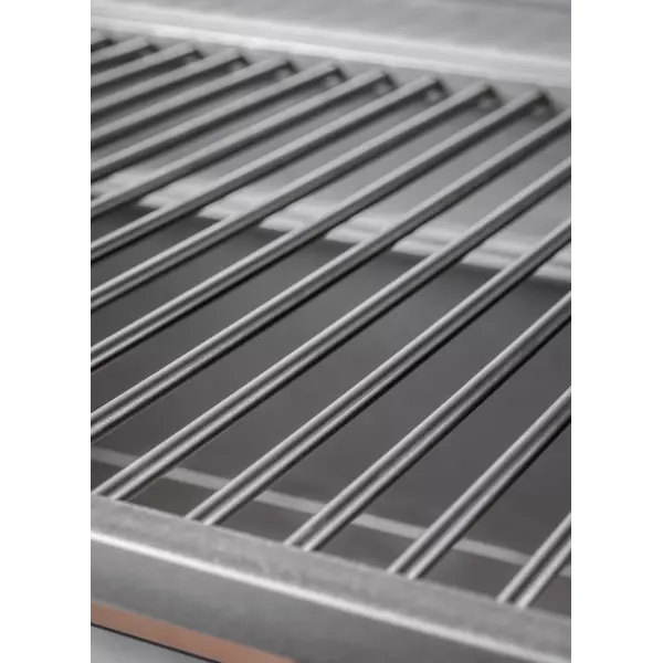 Open grill with refractory brick base